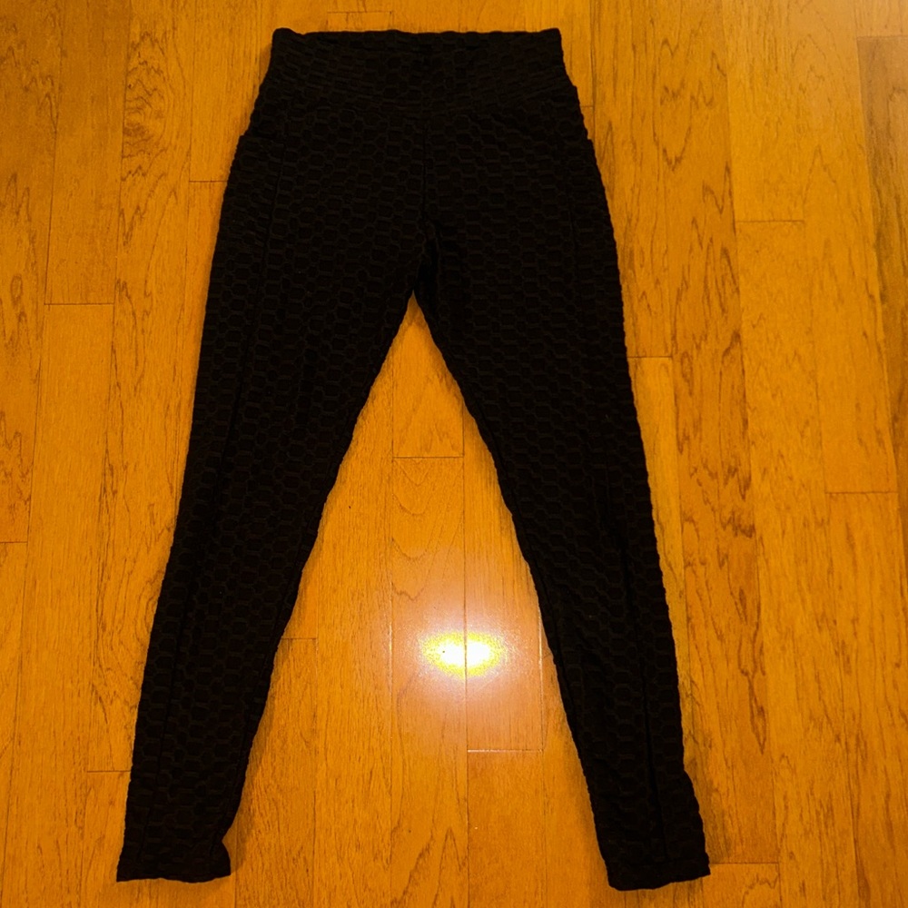 Textured Black Booty Booster Leggings with Side Pockets Size L/XL.